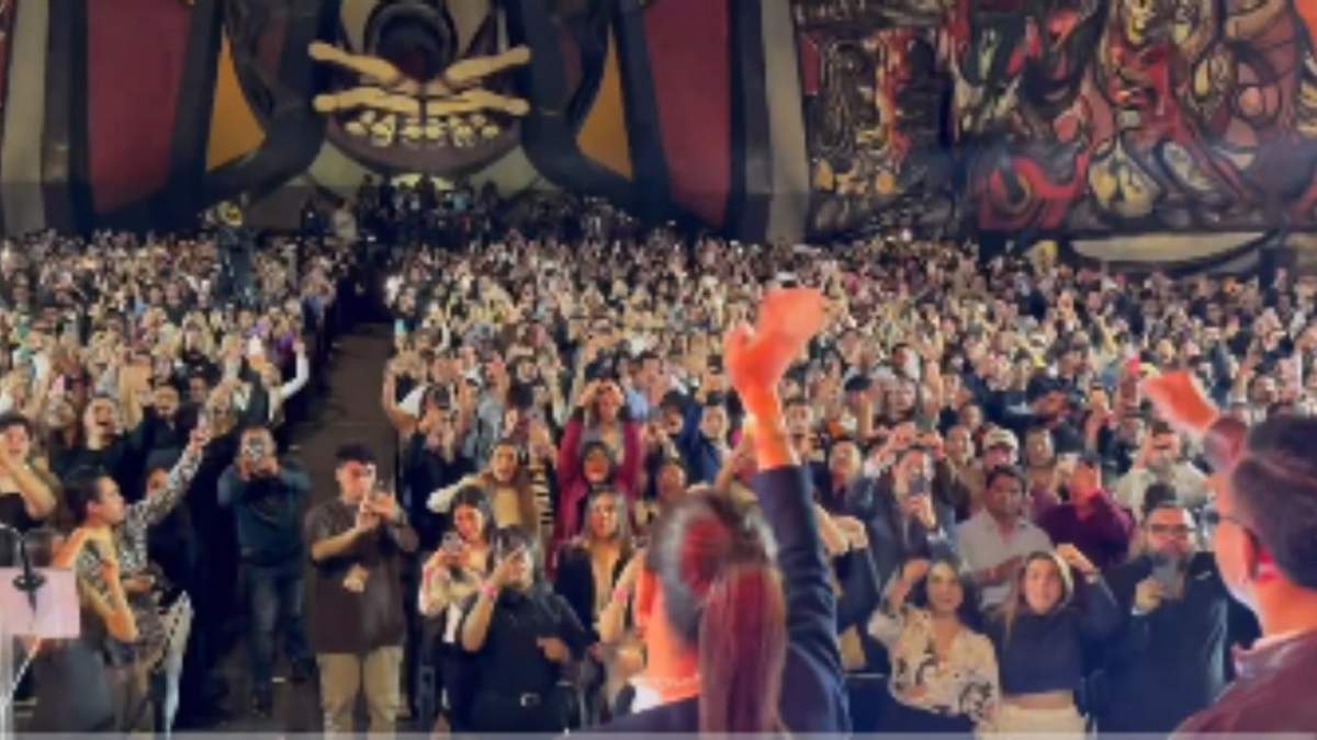 Sheinbaum con jóvenes en el Siqueiros