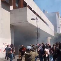 Normalistas de Ayotzinapa revientan puertas de la sede de la Cancillería (Videos)