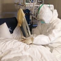 China amplia cerco por coronavirus; suspende transporte, cierra templos y la gran muralla