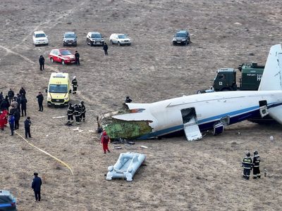 Se estrella avión de pasajeros en Kazajistán; más de 30 personas habrían fallecido (Video)