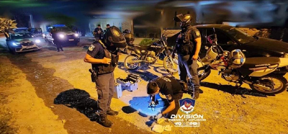 Los policías demoraron al sujeto y secuestraron el arma de fuego y la motocicleta. Fuente: (Policía de Neuquén)