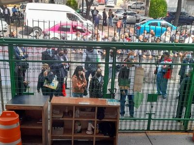 Ante cerco policial, trabajadores de la JLCA se manifiestan por "despidos injustificados"