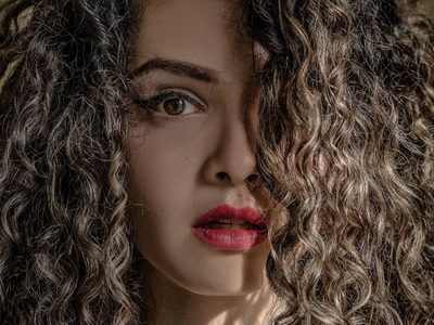 Rulos definidos y sin frizz: la técnica súper efectiva y que revoluciona el cuidado capilar