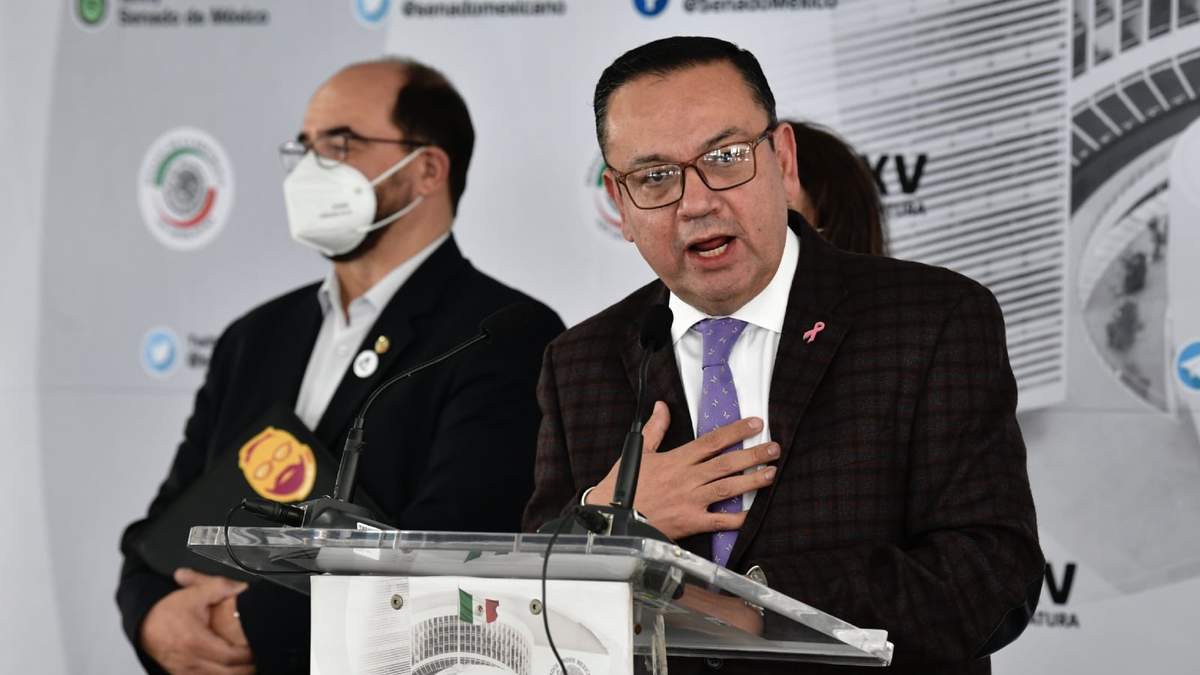 Germán Martínez, acompañado de Emilio Álvarez Icaza