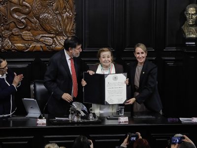 Ninfa María Deándar recibe la Medalla Belisario Domínguez; evoca a Julio Scherer, “el gran héroe”
