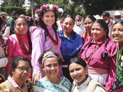 Aspirante a la candidatura del PRI en Edomex se viste de mazahua y reparte despensas