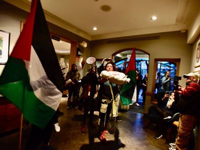 Manifestantes pro Palestina protestan dentro de una tienda Zara y un Starbucks en CDMX (Video)