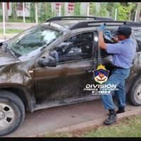Dos hombres terminaron presos cuando trataban de abrir un auto para robar