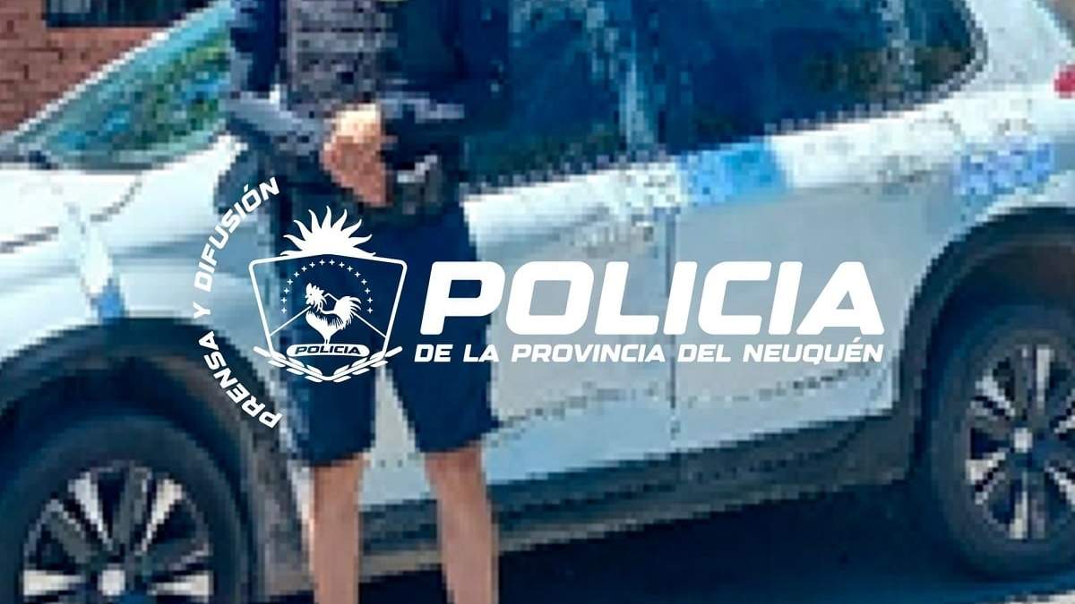 El vehículo en el que escaparon los delincuentes tras robar en un mercado. Fuente (Policía de Neuquén)