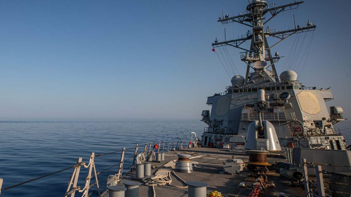 El destructor estadunidense de misiles guiados USS Carney