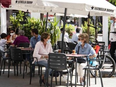 La polémica por habilitar veredas para los bares llegó a Buenos Aires