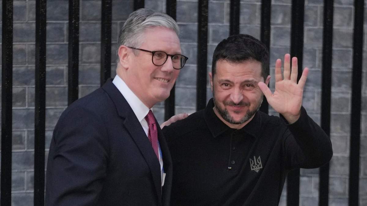El primer ministro británico, Keir Starmer, a la izquierda, recibe al presidente de Ucrania, Volodymyr Zelenskyy, en Downing Street, Londres, Inglaterra, el sábado 1 de marzo de 2025