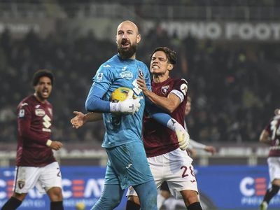 Milan se hunde en crisis tras derrota llena de errores 2-1 ante Torino en Serie A