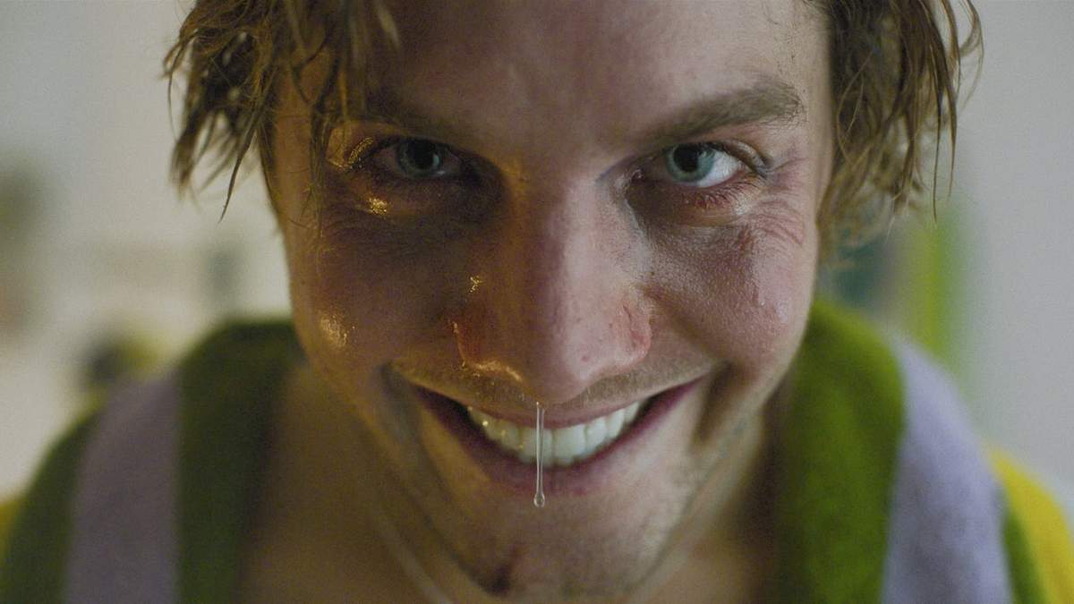 Lukas Gage en una escena de Sonríe 2