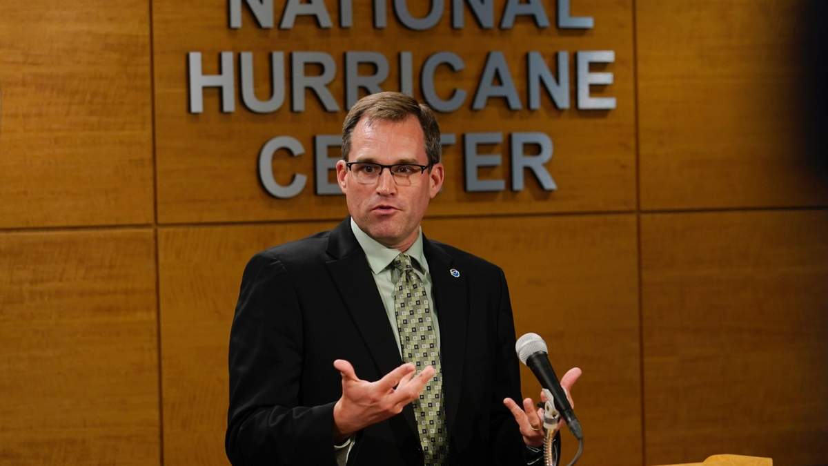 Mike Brennan, director del Centro Nacional de Huracanes de EU