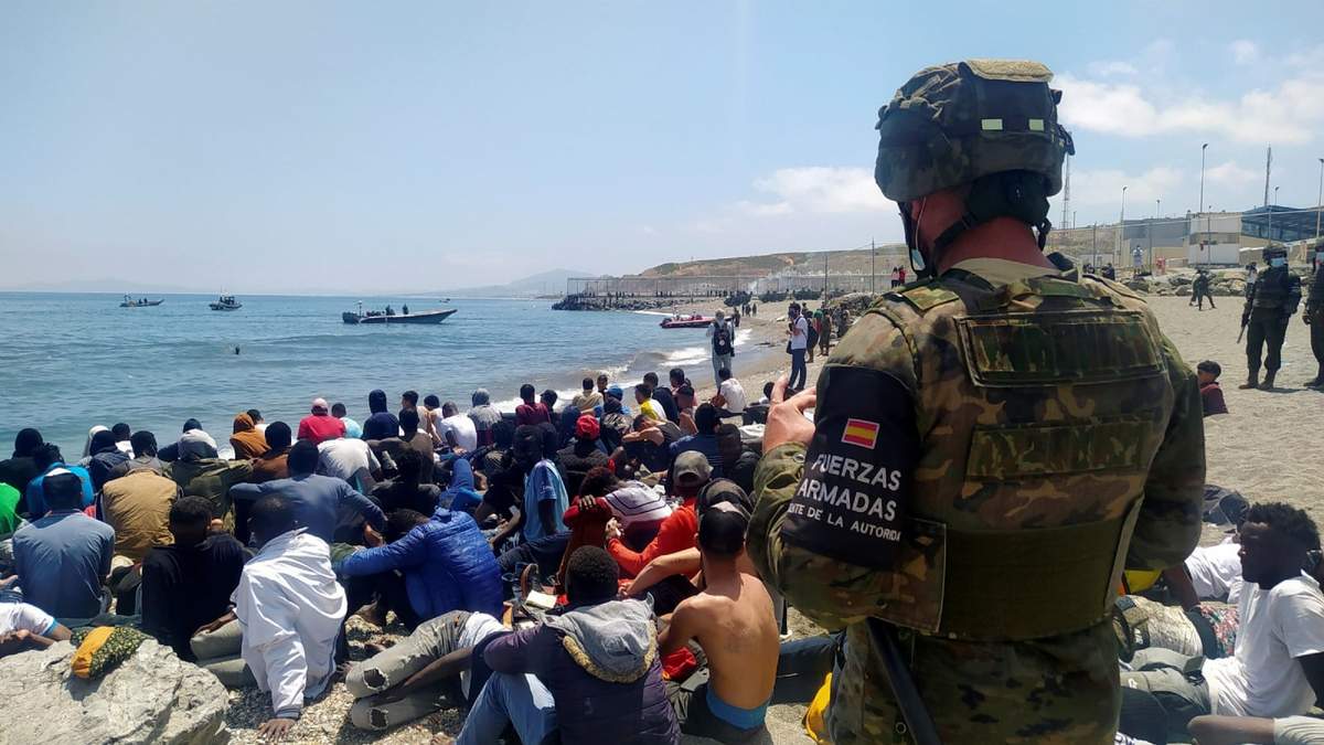 Militares españoles resguardan las fronteras de Ceuta y Melilla. Fuente: (Twitter)