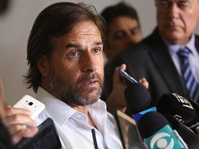Galán maduro: Luis Lacalle Pou mostró su físico en las playas de Uruguay y todos enloquecieron