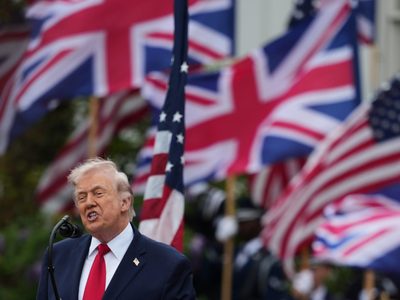 Trump dice que bloqueo es más efectivo que bombardear Irán: "Se están asfixiando como cerdo relleno"