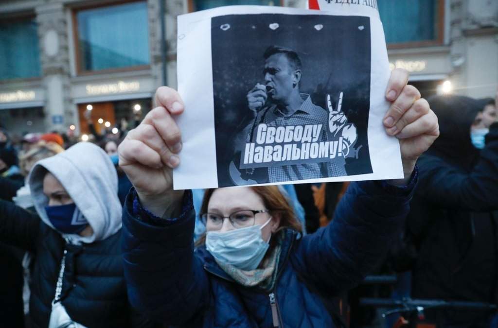 Una activista sostiene un cartel que dice: Libertad para Navalni