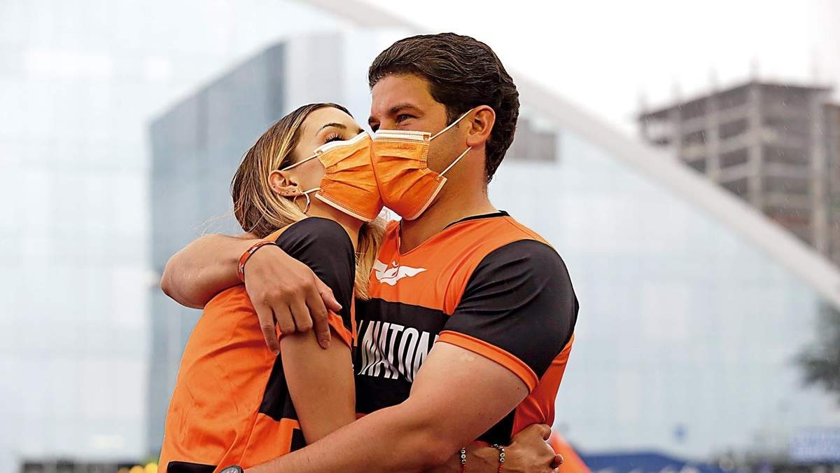 Samuel García y Mariana Rodríguez