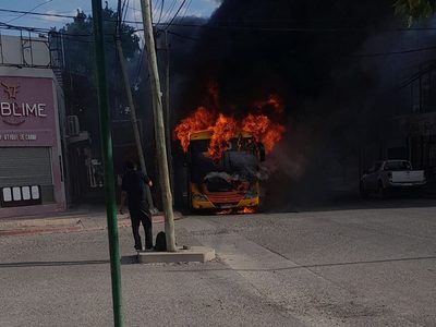 Plottier: un colectivo se incendió y el chofer logró salvar a los 15 pasajeros