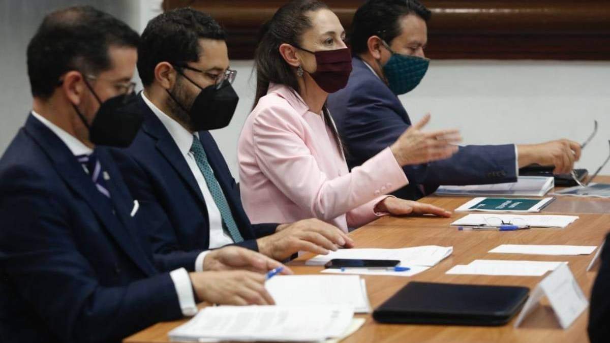 La jefa de gobierno en la reunión con los alcaldes