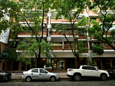 Citaron a declarar a la escribana que certificó la compra del departamento de Adorni