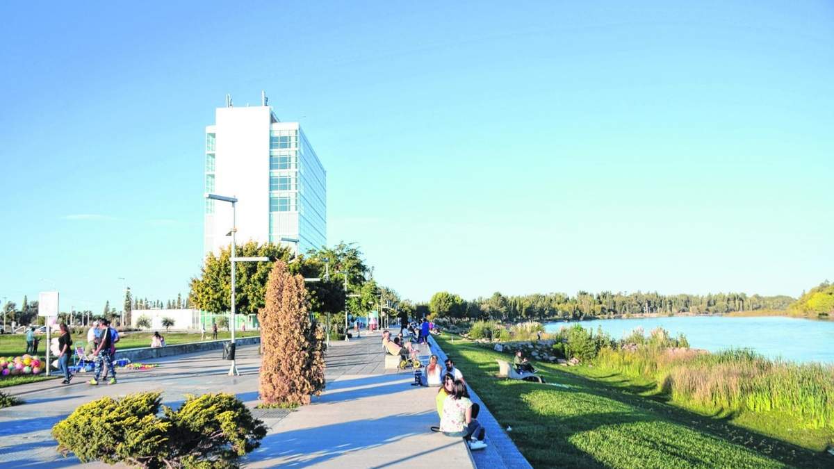 Paseo costero en la Ciudad de Neuquén. Fuente: (Twitter)