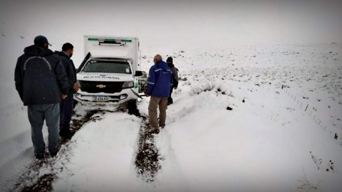 Rescate en medio de la nieve. Fuente: (Twitter)