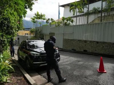 La oposición de Nicolás Maduro pide que frene el hostigamiento a la Embajada Argentina