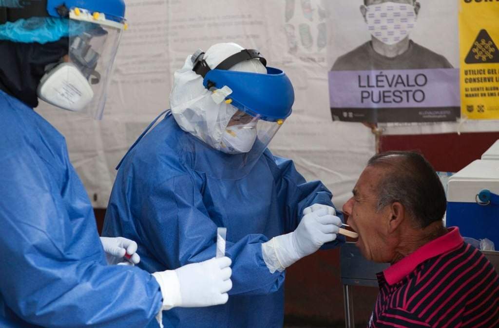Un paciente con síntomas de covid-19 es atendido en la capital