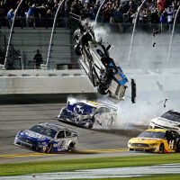Un piloto resultó herido en un tremendo accidente en el Daytona