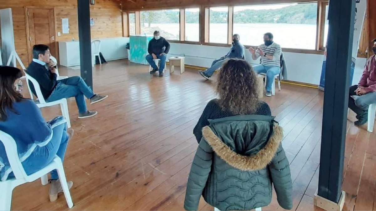 El intendente Sandro Badilla reunido con comerciantes y prestadores turísticos. Fuente: (Twitter).