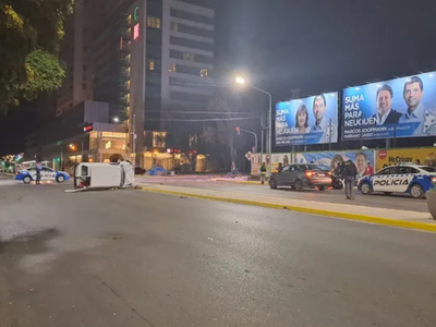 Un auto volcó luego de chocar contra una moto mientras transitaba por Leloir
