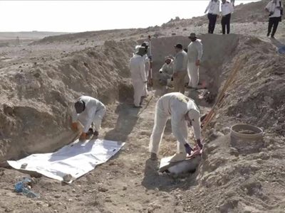 Irak inicia excavación de enorme fosa común que dejó el Estado Islámico