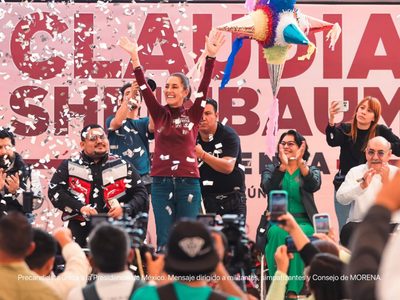 Sheinbaum suple Himno Nacional por villancicos y piñatas en cierres de mítines