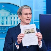 El Tesoro de EU impulsa la creación del billete de 250 dólares con la imagen de Trump