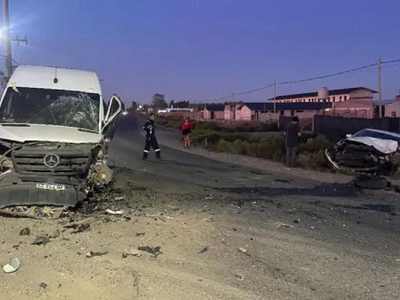 Una tráfic que llevaba trabajadores petroleros chocó de frente contra un auto que se habría cruzado de carril