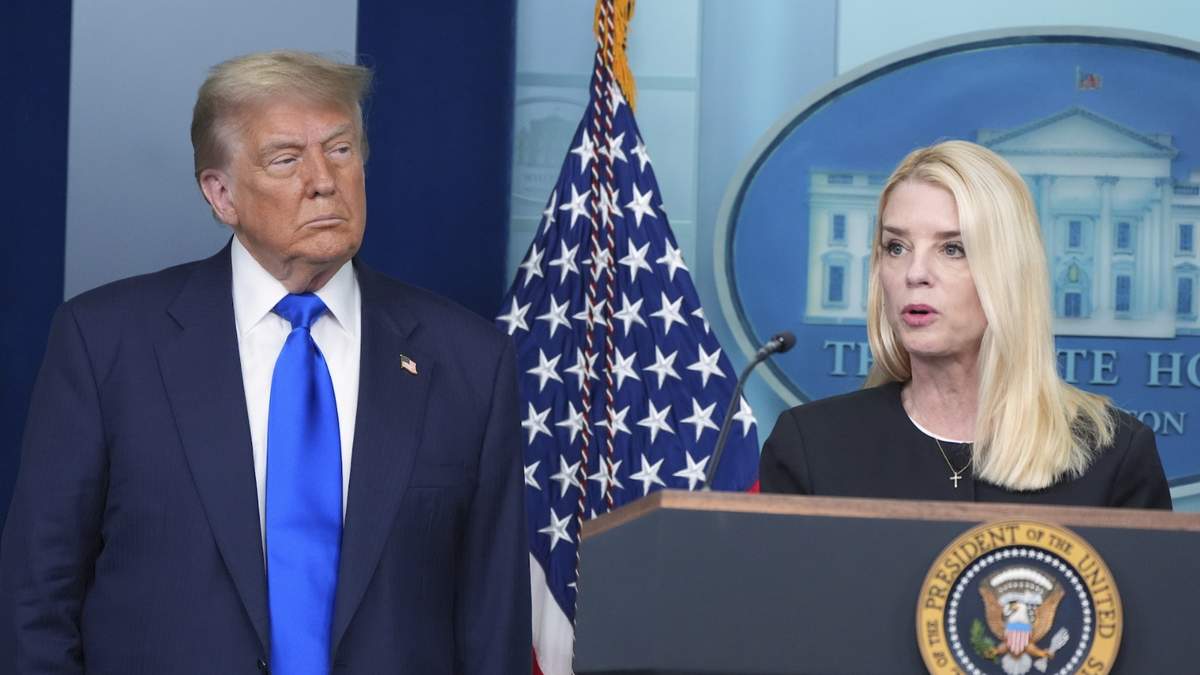 Donald Trump y Pam Bondi