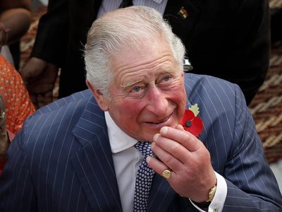 ¡Le soltó la mano! El Príncipe Carlos deja solo a su hijo William en el peor momento