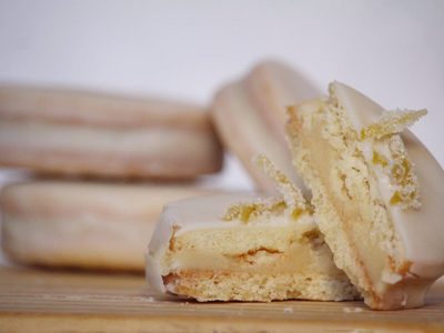 Alfajores de limón con chocolate blanco: ricos y listos en minutos para acompañar con el mate