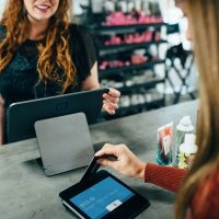 Usuarios millennials y de la Generación Z prefieren usar asistentes virtuales a hablar con personas