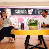 Gálvez presume nuevo “Xochibús” y anuncia "pase de charola" ciudadano para auspiciar su campaña