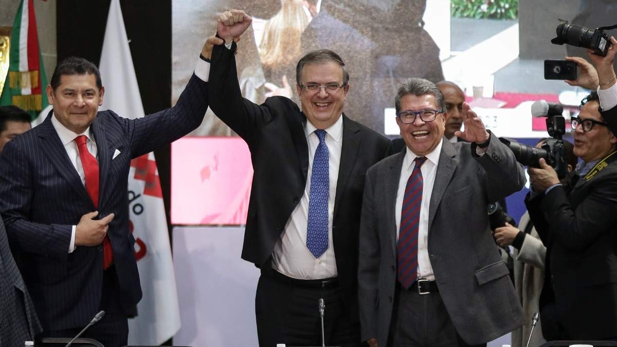 Marcelo Ebrard y Ricardo Monreal en la plenaria de Morena en el Senado