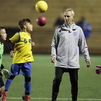 Británicos prohíben que futbolistas menores de 12 años golpeen el balón con la cabeza