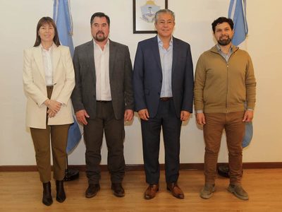 Firmaron convenios para obras de asfalto y electricidad en Loncopué y Villa La Angostura