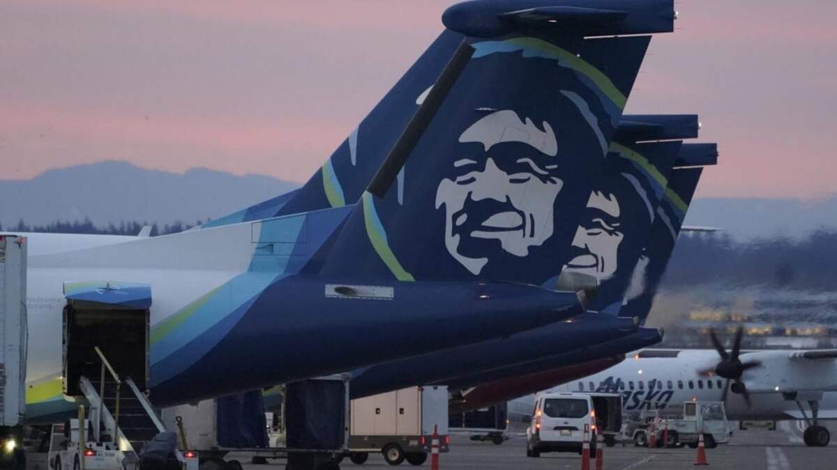 Aviones de Alaska Airlines permanecen estacionados al amanecer del 1 de marzo de 2021, en el Aeropuerto Internacional Seattle-Tacoma, en Seattle