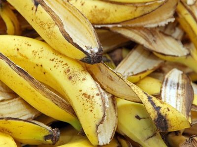 Cómo se puede aprovechar la cáscara de banana en el hogar antes de tirarla