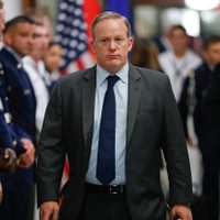 Renuncia el vocero de la Casa Blanca por desacuerdos con Trump; nombran a Sarah Huckabee