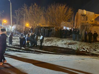 Vecinos indignados de la toma 7 de Mayo quisieron sacar a la fuerza a un adolescente de su vivienda